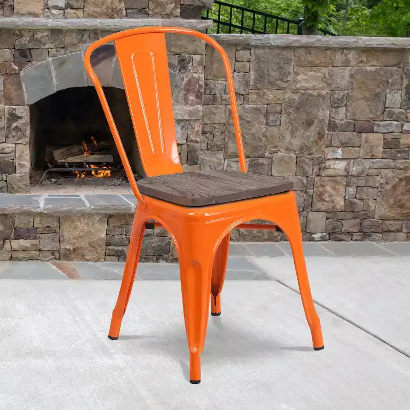 Chaise empilable en métal avec assise en bois