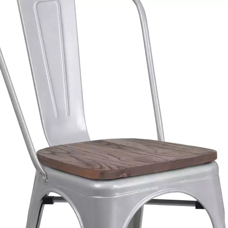 Chaise empilable en métal avec assise en bois