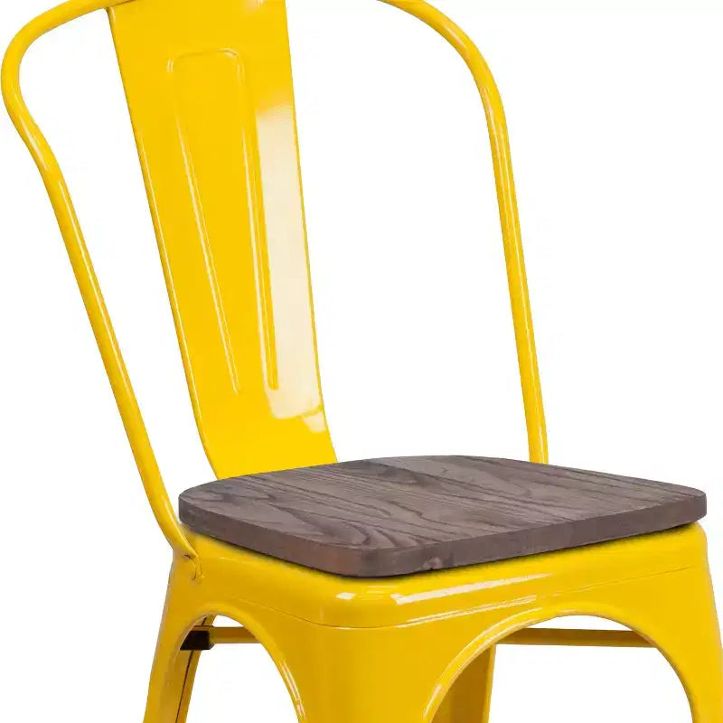 Chaise empilable en métal avec assise en bois