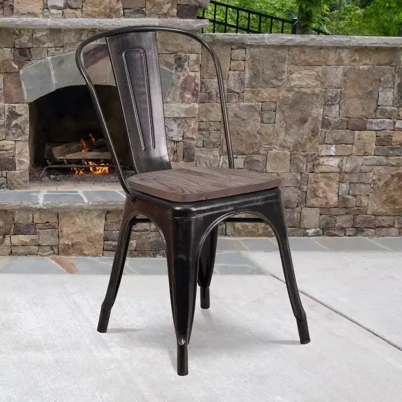 Chaise empilable en métal avec assise en bois