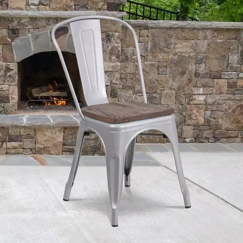 Chaise empilable en métal avec assise en bois