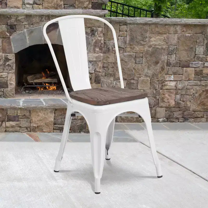 Chaise empilable en métal avec assise en bois