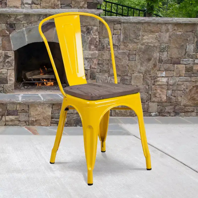 Chaise empilable en métal avec assise en bois